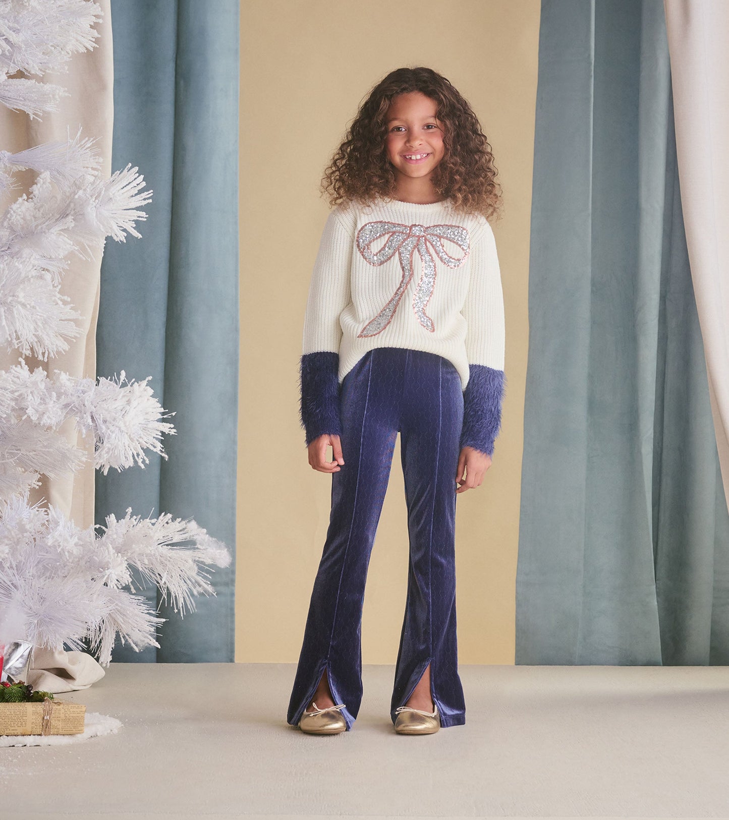 Stretchy flared pants in deep blue with a sparkle wave pattern, featuring slits at the hem for a stylish look.