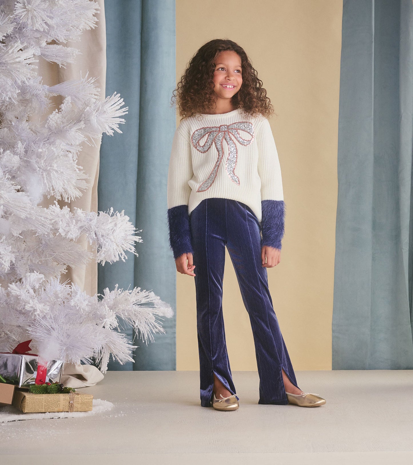 Stretchy flared pants in deep blue velvet with a subtle sheen, featuring side slits for added style and comfort.