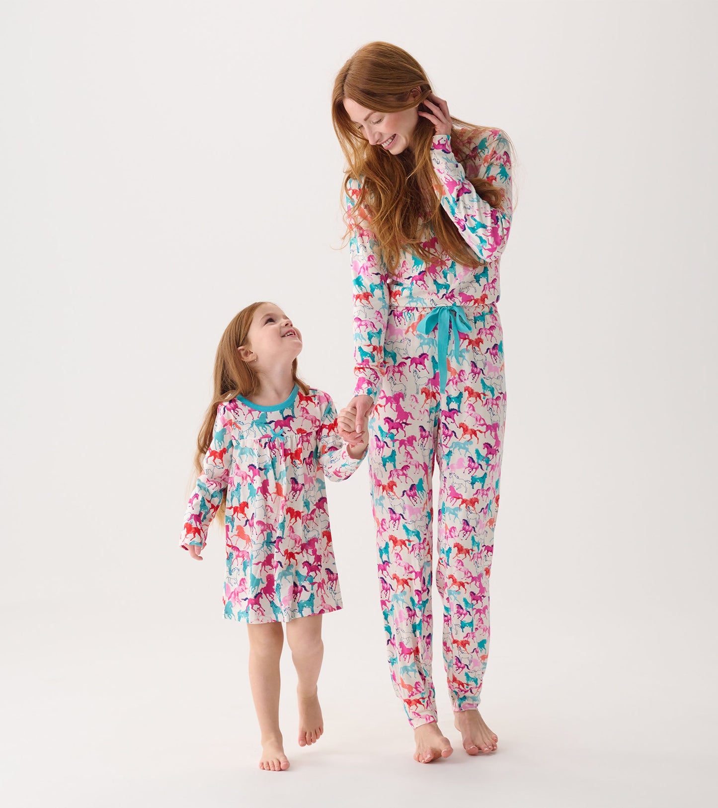 Colorful nightgown featuring a playful horse pattern, suitable for girls, with long sleeves and a relaxed fit.