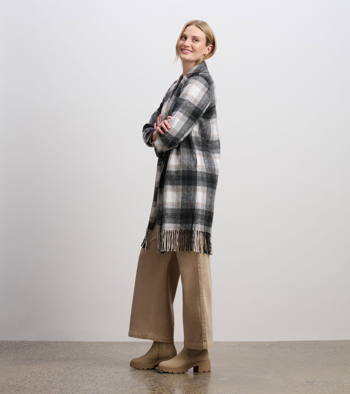 Manteau orné de franges pour femme – Motif écossais noir et taupe