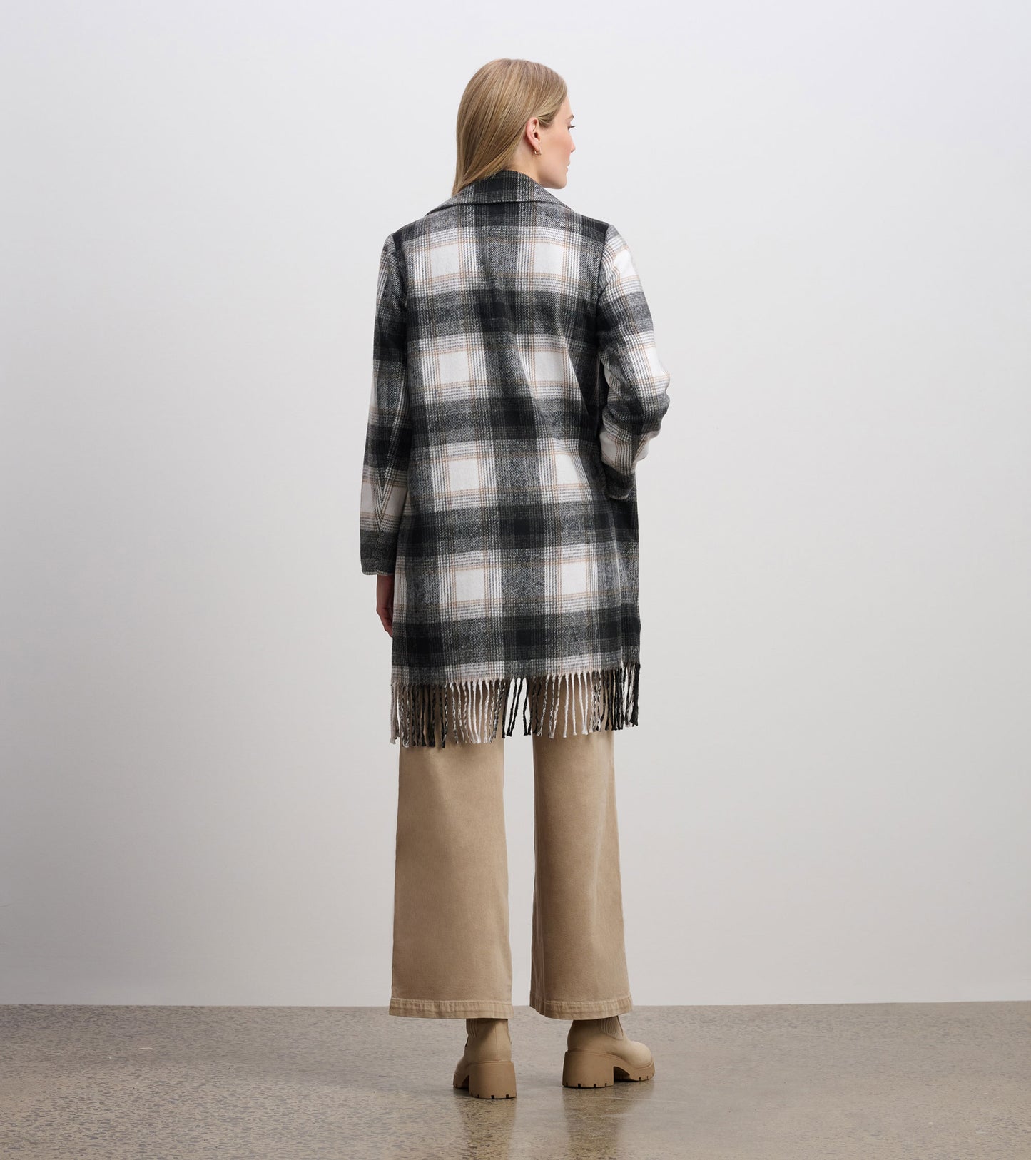 Manteau orné de franges pour femme – Motif écossais noir et taupe