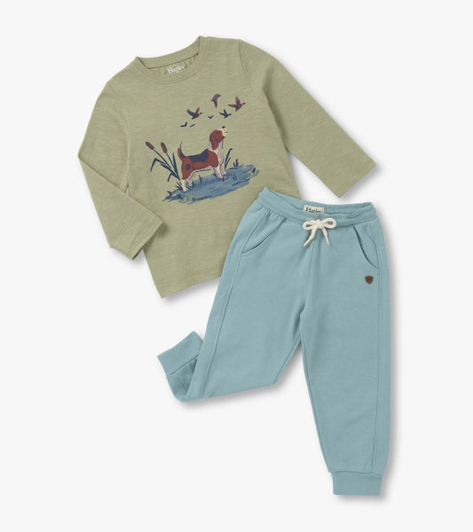 Light green long-sleeve top with a hunting dog graphic, paired with blue sweatpants featuring pockets and a drawstring.