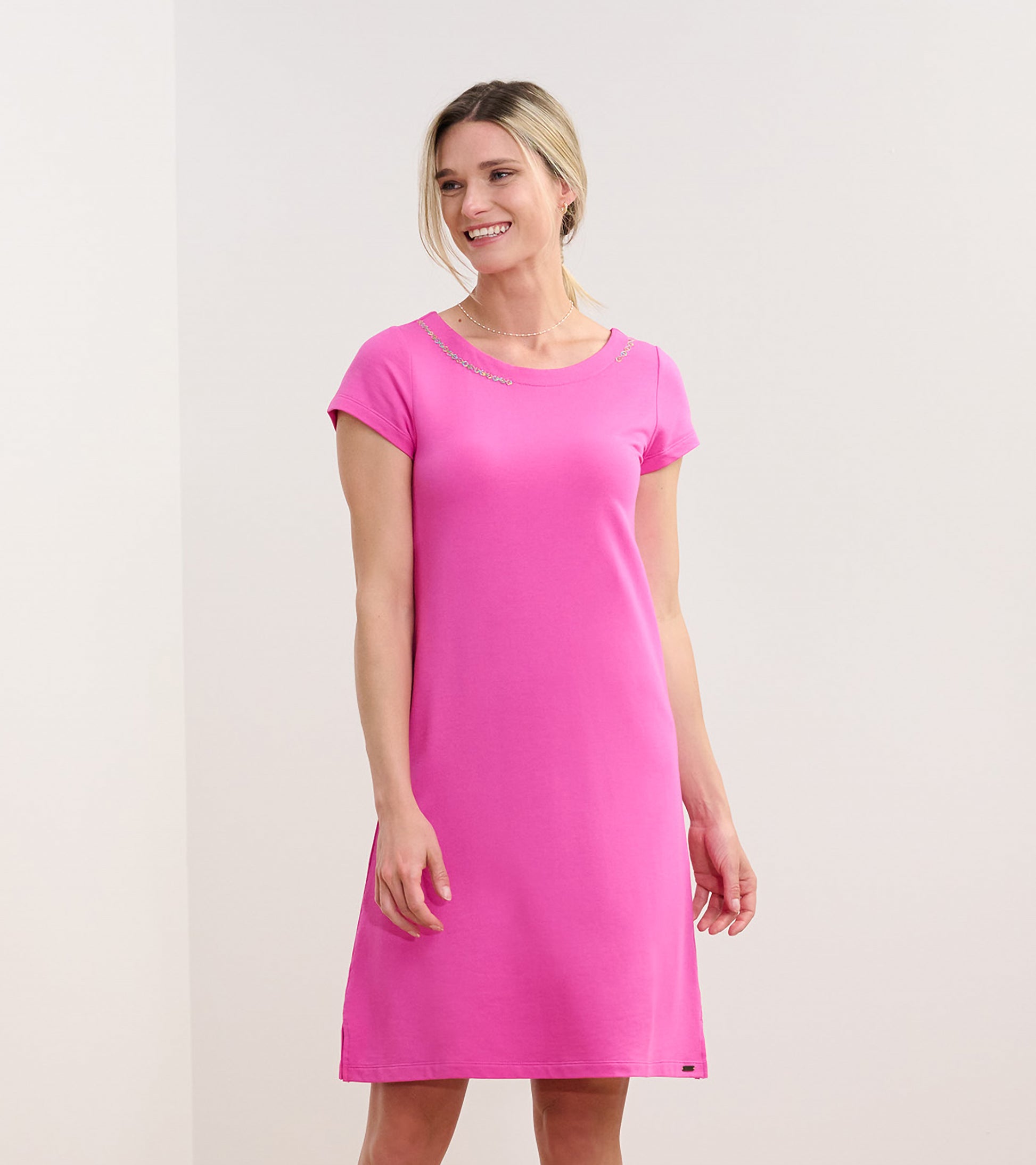Fuchsia short-sleeve dress in soft French terry fabric, featuring a relaxed fit and round neckline.