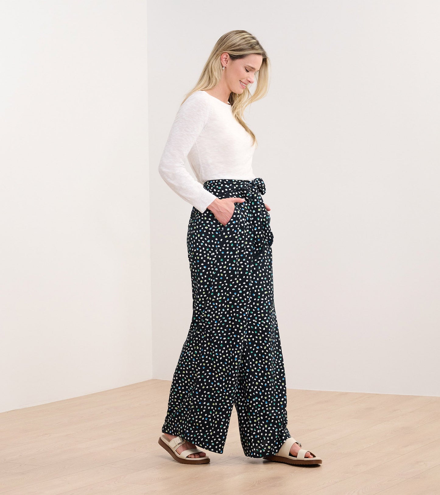 Pantalon à jambe large ceinturé – Multitude de petits pois