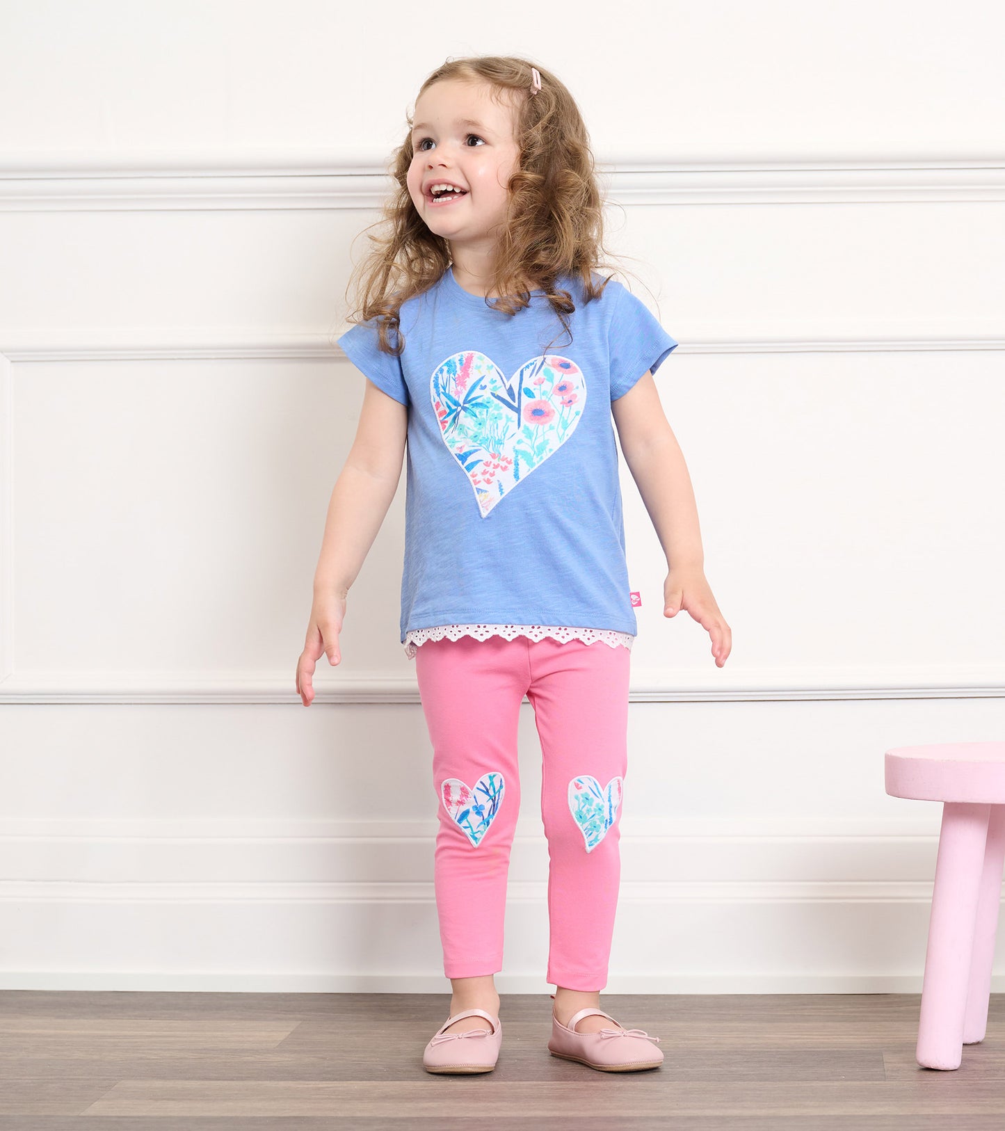 T-shirt à bordure à œillets pour bébé et bambin – Fleurs sauvages en cœur