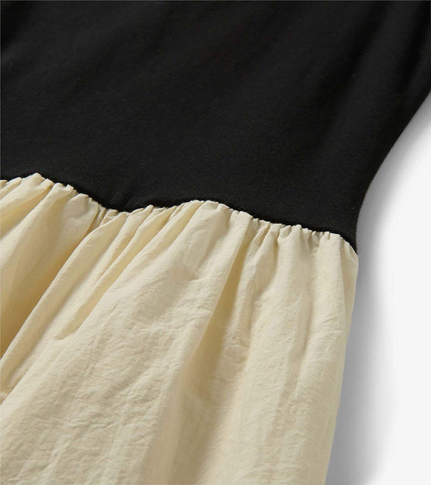 Robe mi-longue en matières mixtes – Noir et blanc murmure