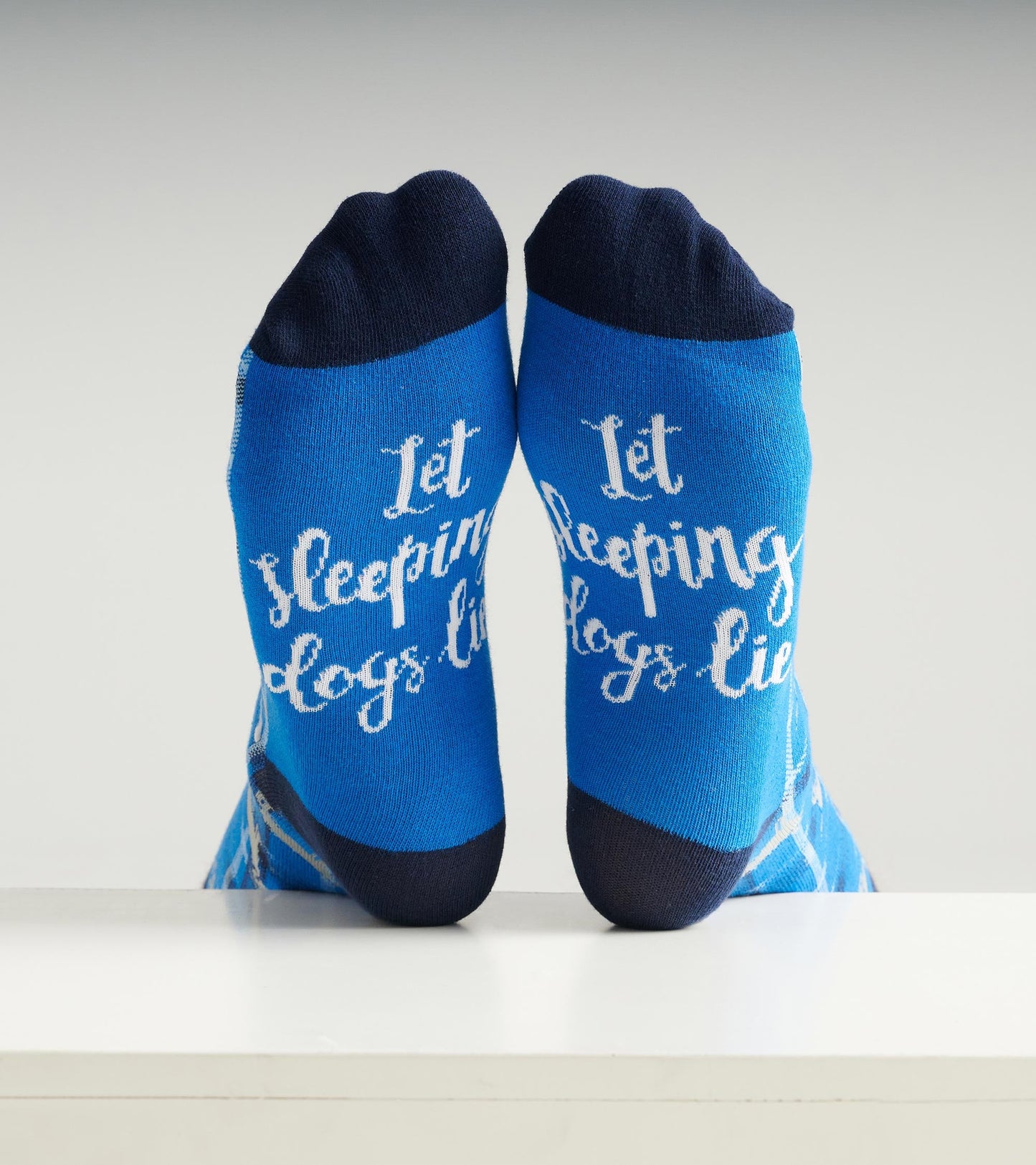 Chaussettes pour homme – Chiens sur motif écossais bleu