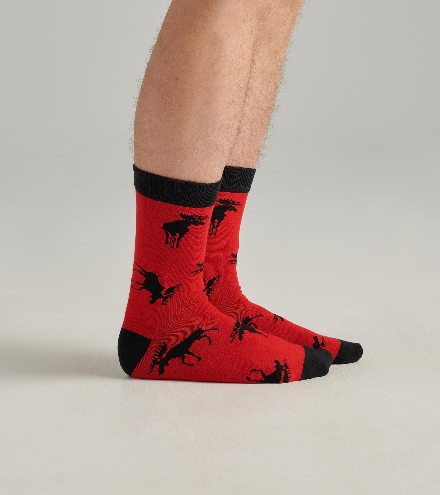 Chaussettes pour homme – Orignaux sur fond rouge