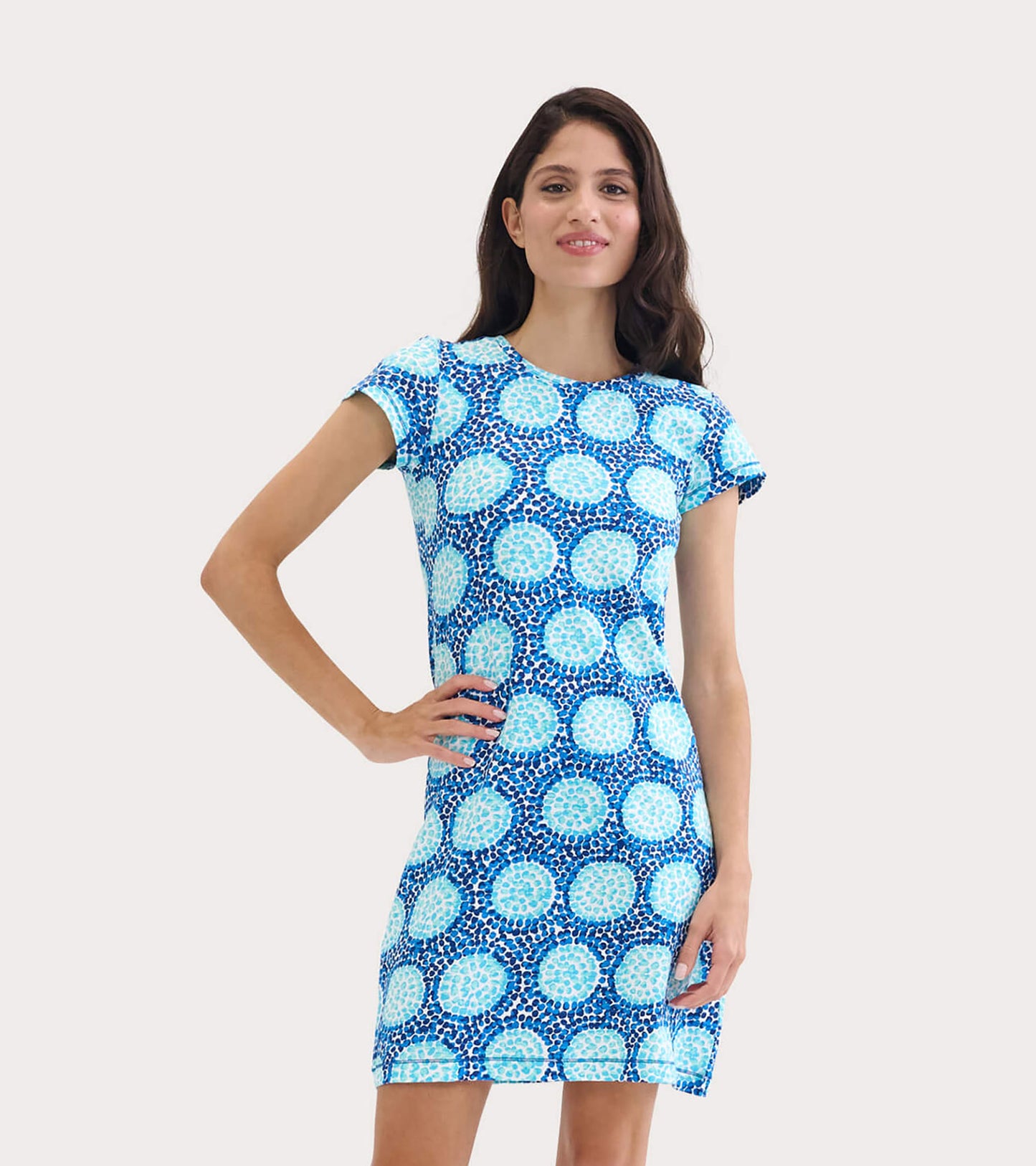 Short-sleeve crew neck dress in blue with a circular pattern, fitted shape, ideal for casual wear.