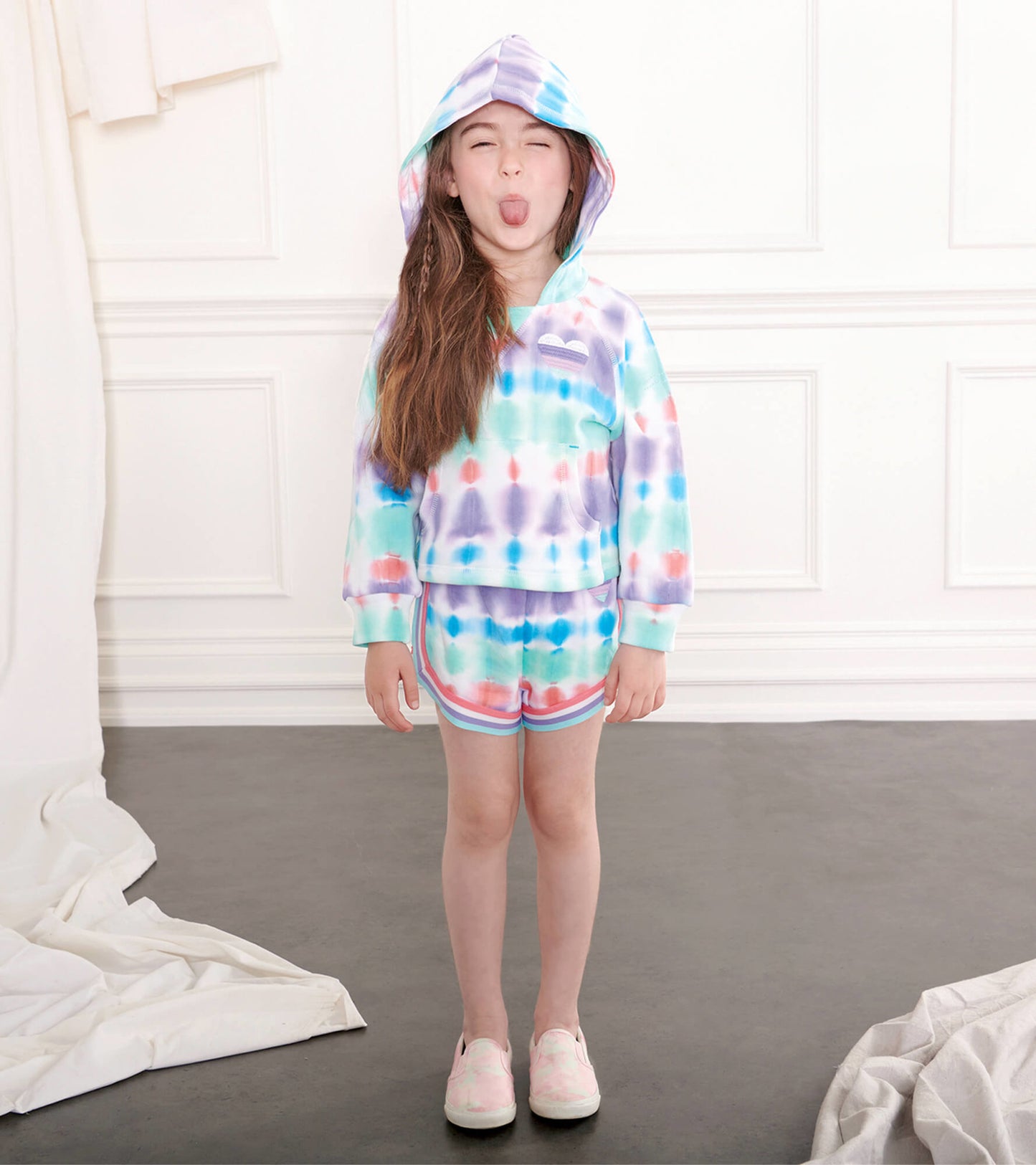 Multicolored tie-dye French terry jogging shorts with an elastic waistband, perfect for casual wear.