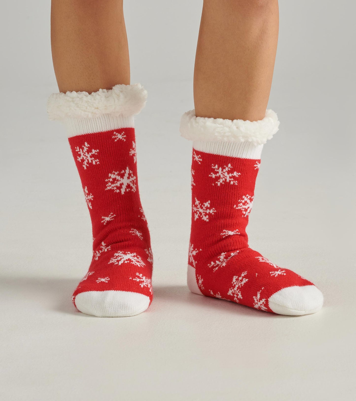 Chaussettes de chalet épaisses doublées en sherpa pour femme – Flocons de neige sur fond rouge