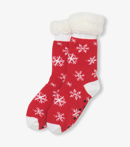 Chaussettes de chalet épaisses doublées en sherpa pour femme – Flocons de neige sur fond rouge