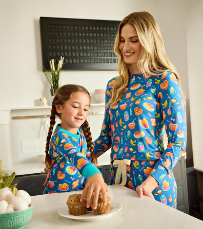 Pyjama en bambou pour femme – Motifs de déjeuner sur fond bleu