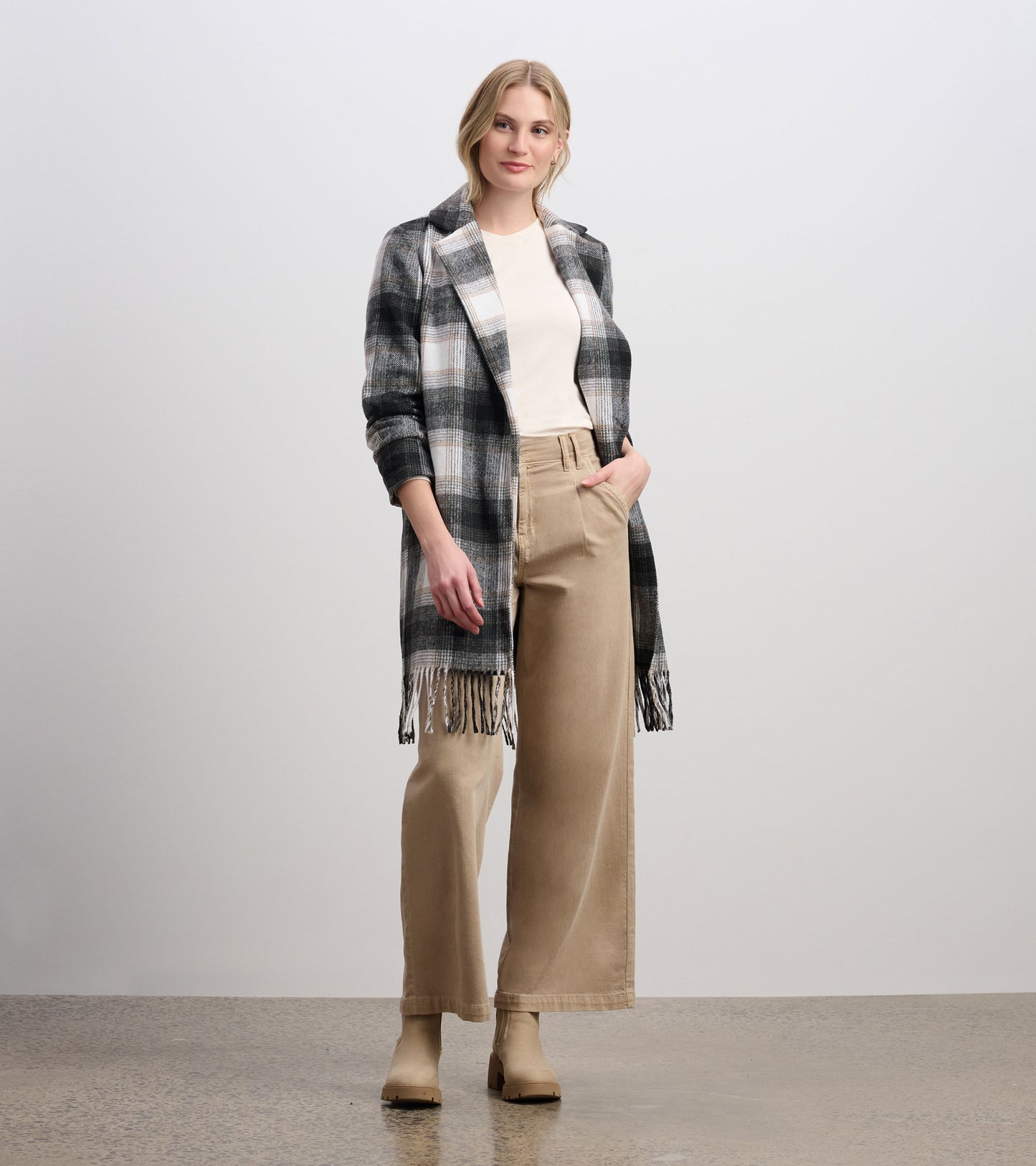 Manteau orné de franges pour femme – Motif écossais noir et taupe