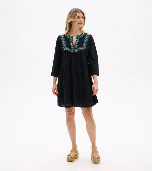 Robe étagée Amira – Plumetis sur noir