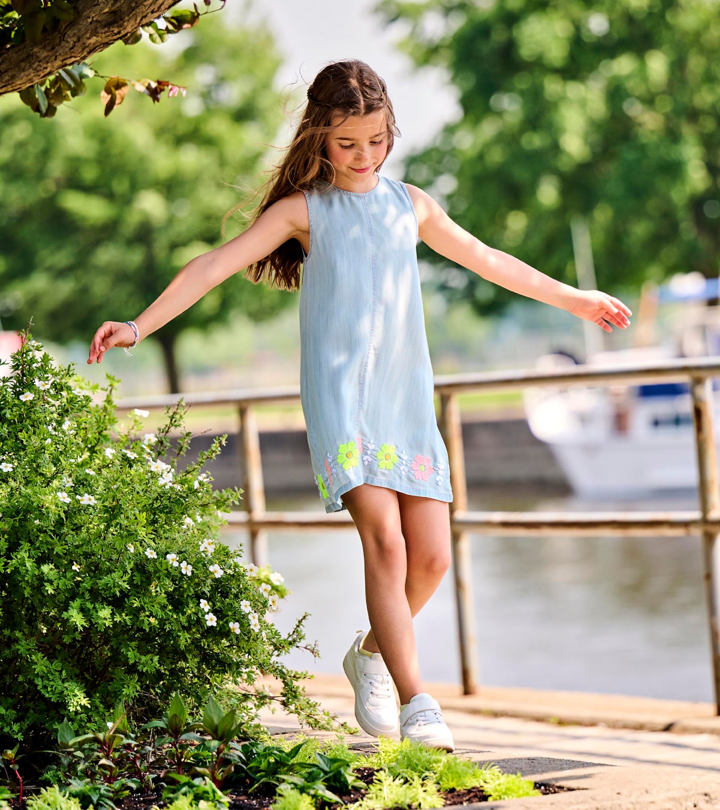 Robe chasuble brodée en tencel – Bleu pâle