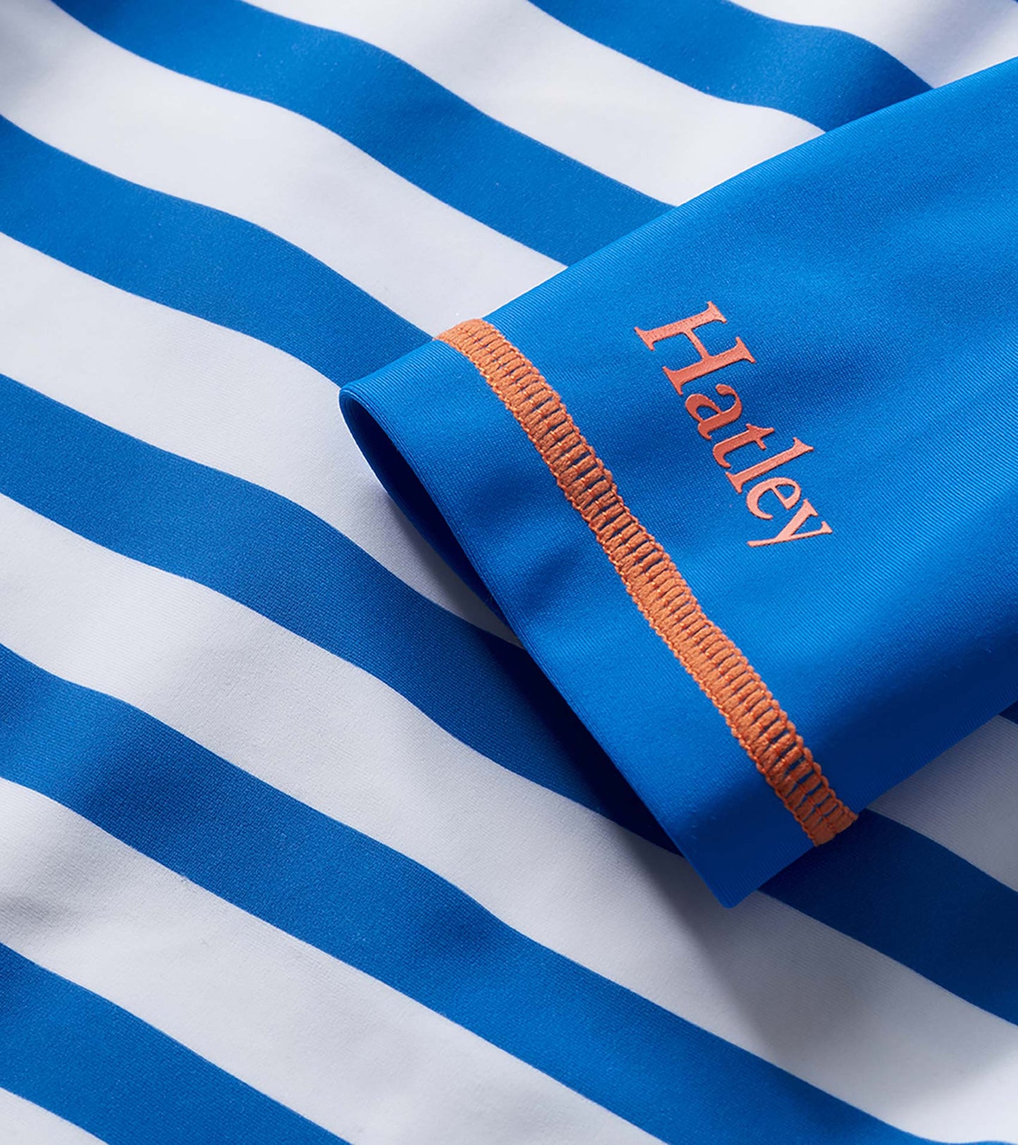 Haut protecteur à manches courtes – Rayures bleues et détails orange