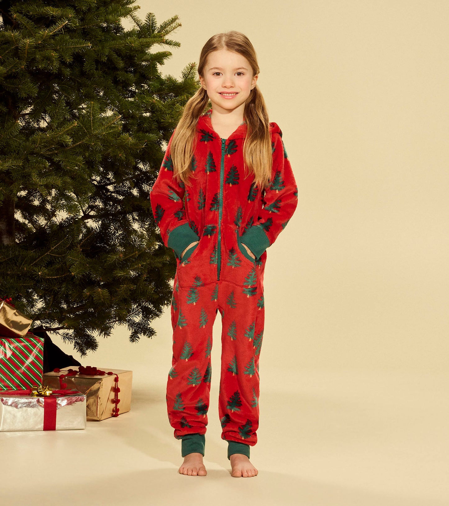 Combinaison de jour à capuchon en molleton pour enfant – Sapins de Noël sur fond rouge