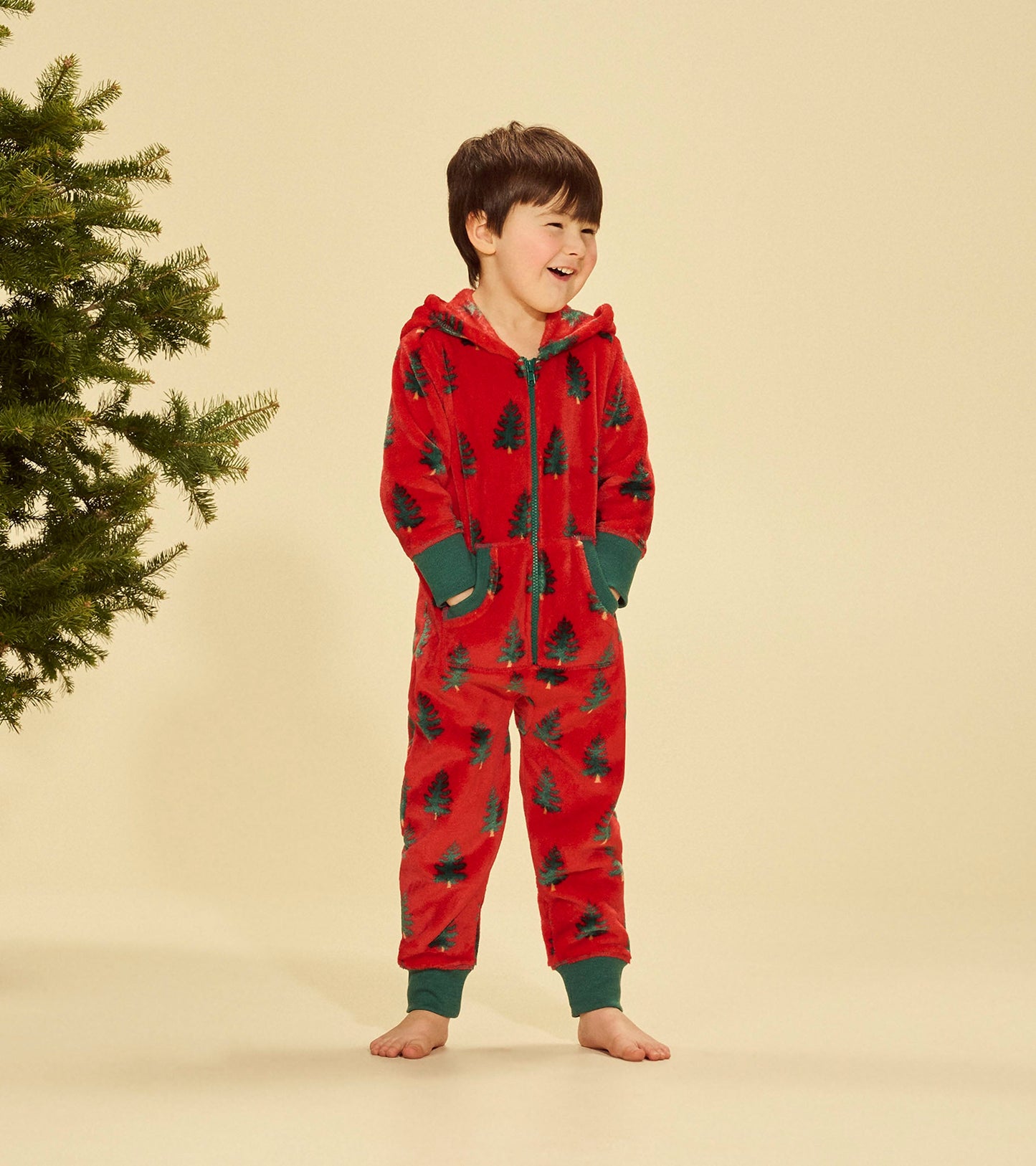 Combinaison de jour à capuchon en molleton pour enfant – Sapins de Noël sur fond rouge