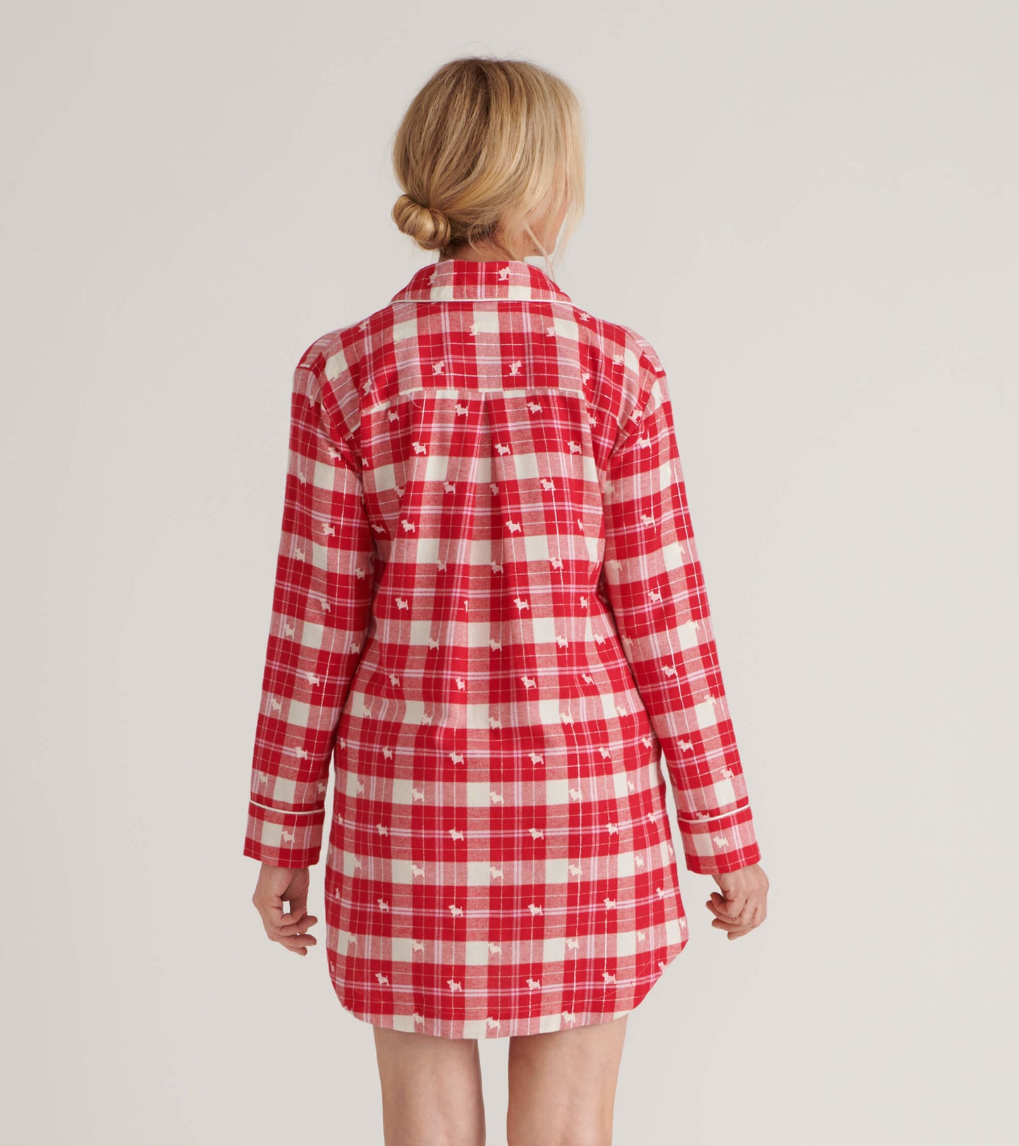Chemise de nuit en flanelle pour femme – Chiens sur motif écossais