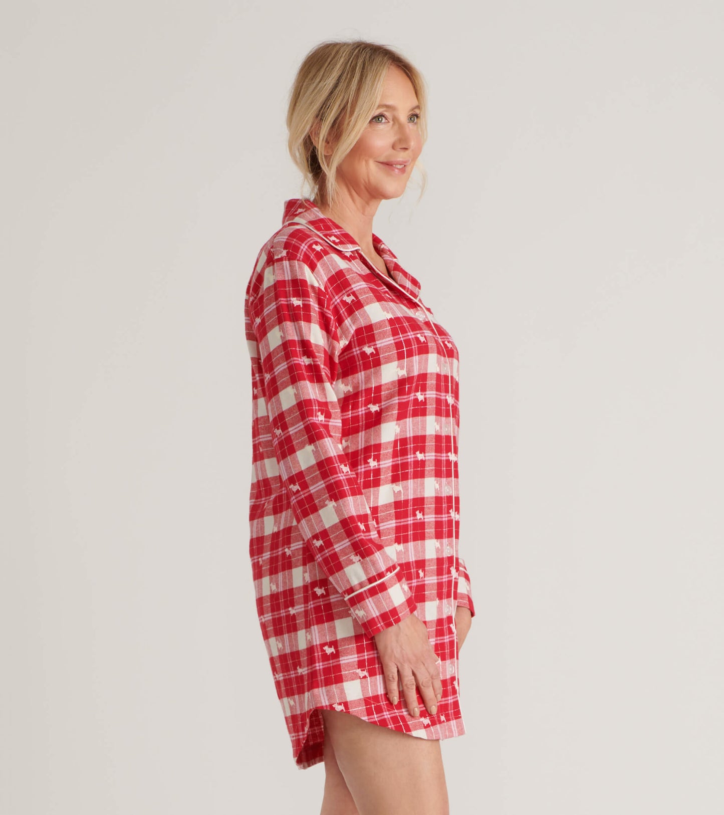 Chemise de nuit en flanelle pour femme – Chiens sur motif écossais